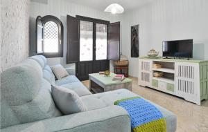 un soggiorno con divano blu e TV di 2 Bedroom Stunning Apartment In La Zubia a La Zubia