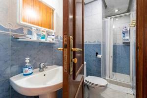 La salle de bains est pourvue d'un lavabo, de toilettes et d'une douche. dans l'établissement Homestay, Private room ,Séjours chez l'habitant Casa Voyageurs, à Casablanca