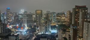 um horizonte da cidade à noite com edifícios iluminados em World Flat Hotel - Vila Olímpia em São Paulo
