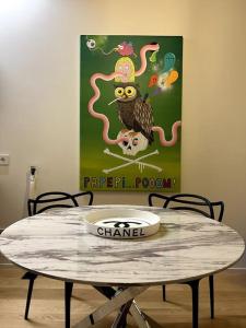 einen Tisch in einem Raum mit einem Bild einer Eule in der Unterkunft Dream Suite Lago D’iseo in Lovere