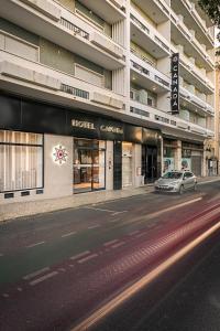 Hotel Canada في لشبونة: سيارة متوقفة أمام مبنى