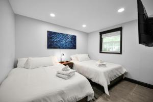 En eller flere senge i et værelse på Wilton Manors Villas - Florida Furnished Living