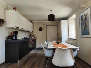 a kitchen and dining room with a table and chairs at Suite a Folgaria in Folgaria