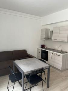 - une cuisine avec une table et des chaises dans le salon dans l'établissement Villa Milano Apt. n. 5, à Milan