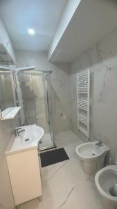 une salle de bains avec douche, lavabo et toilettes dans l'établissement Villa Milano Apt. n. 5, à Milan
