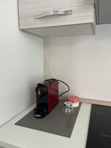 un grille-pain rouge posé sur un comptoir dans une cuisine dans l'établissement Villa Milano Apt. n. 5, à Milan