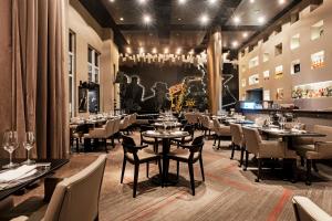 a dining room with tables and chairs and a bar at Full Jazz by Slaviero Hotéis in Curitiba +95 photos