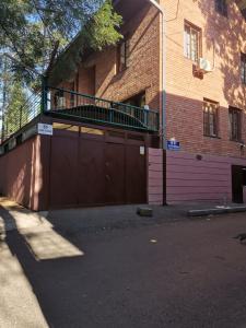 een gebouw met een poort en een balkon erop bij EUROPEAN Backpackers Hostel in Tbilisi City