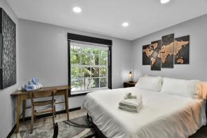 1 dormitorio con cama, escritorio y ventana en Wilton Manors Villas - Florida Furnished Living, en Fort Lauderdale