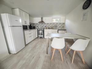 a kitchen with a table and chairs and a refrigerator at Appartement Le Maro in Saubusse