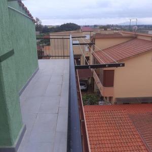 een balkon van een huis met een dak bij Appartamento Monastir R2659 in Monastir
