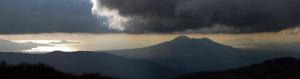 vista su una catena montuosa con cielo nuvoloso di Un Paradiso tra gli Ulivi a Massa Lubrense