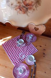 einen Tisch mit lila Tellern und Gläsern auf dem Tisch in der Unterkunft Appartement Wurzrainer in Westendorf