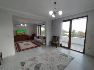 uma sala de estar com um sofá e uma televisão em Yomra Villa Konaklama Günlük Kiralık em Yomra