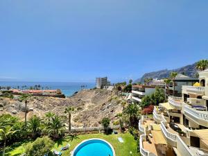 een uitzicht op een resort met een zwembad en de oceaan bij Costa Canaria in Santiago del Teide
