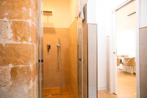 una ducha con puerta de cristal en un baño en Victory Suite 31, en Brindisi 17 fotos más