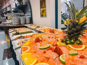 ein Buffet mit vielen verschiedenen Speisen in der Unterkunft Hotel Luna in Bibione