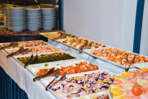 een buffet lijn met veel verschillende soorten eten bij Hotel Luna in Bibione