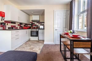 Ett kök eller pentry på Guest Homes - Northfield Apartment