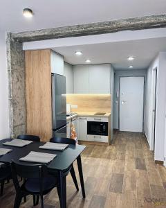 - une cuisine avec une table et des chaises dans la chambre dans l'établissement ADOME Apartment Nautico IV, à Santa Pola