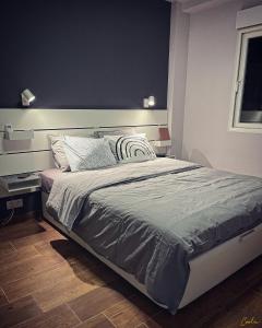 - une chambre avec un grand lit et un mur bleu dans l'établissement ADOME Apartment Nautico IV, à Santa Pola