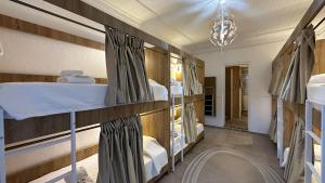 Двухъярусная кровать или двухъярусные кровати в номере Hostel da Praia
