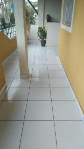 a white tiled floor in a room with at Apartamento Vista Panoramica in Triunfo