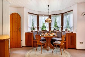uma sala de jantar com mesa e cadeiras em Oskar em Titisee-Neustadt