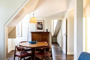 una sala da pranzo con tavolo e sedie in legno di Hermitage Castelo - Casa Chafariz a Lisbona