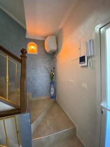 um corredor com uma escada com uma escada em La casa de Halima em Sidi Ifni