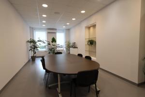 uma sala de reuniões de escritório com mesa e cadeiras em Loft 250m2 avec écran led géant de 10m2 em Marselha