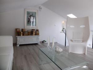 un soggiorno con un tavolo di vetro e un divano di Casa Baroncelli a Siena