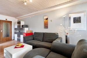 uma sala de estar com um sofá e uma mesa em Klug em Obertal