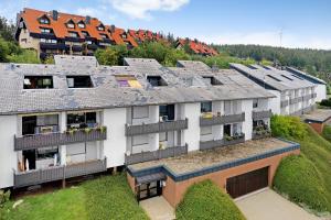 uma vista aérea de um edifício com painéis solares em Klug em Obertal