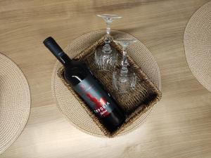 uma garrafa de vinho e um suporte de vidro numa mesa em Alen Apartment Old town - Free Parking em Sarajevo