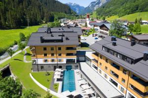 einen Luftblick auf ein Resort mit einem Pool in der Unterkunft ArlbergResort Klösterle in Klösterle am Arlberg