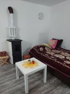 um quarto com uma cama e uma mesa com uma mesa sidx sidx sidx em Apartman Rajac em Takovo