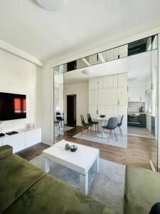 sala de estar con sofá y mesa en Luxury Apartment in Sarajevo, en Sarajevo
