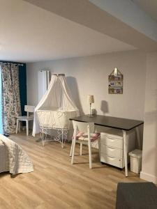 een slaapkamer met een bureau, een bed en een tafel bij 30mn de Paris st lazare en train, studio 42 m2 in Verneuil-sur-Seine