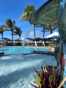 einen Pool mit Springbrunnen in einem Resort in der Unterkunft Praia das Tartarugas in Barra de Tabatinga