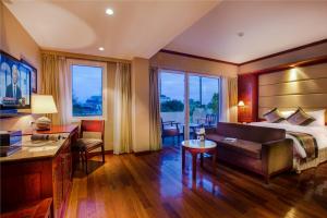 Khu vực ghế ngồi tại Conifer Boutique Hotel