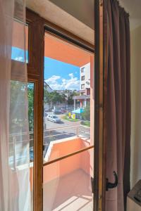 una puerta abierta a un balcón con vistas a la calle en Апартамент Амбра, en Sandanski