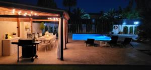 um pátio com uma mesa e cadeiras e uma piscina em Villa Alicante Sunbeach em El Campello