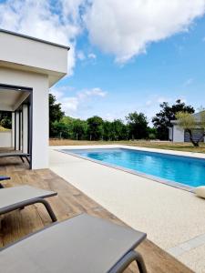 a swimming pool in front of a house at Le Gîte City Haut de gamme, Jardin, Piscine in Gabriac