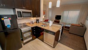 cocina con nevera y encimera en TownePlace Suites by Marriott Scranton Wilkes-Barre, en Moosic