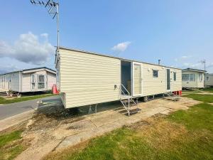 una casa móvil está estacionada al lado de una carretera en Great 8 Berth Caravan At Seawick Holiday Park, Clacton-on-sea Ref 27053r en Clacton-on-Sea