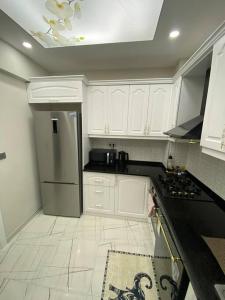 eine Küche mit weißen Schränken und einem Kühlschrank in der Unterkunft Two bedroom Apartment in Center Antalya near Shopping Center MarkAntalya in Antalya