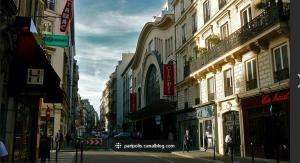 ulica miejska z budynkami i ludźmi idącymi ulicą w obiekcie 2 pièces Paris 9 ème w Paryżu