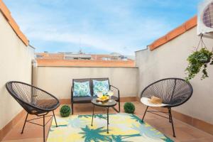 a patio with two chairs and a table on a balcony at Elegante dúplex en Terrassa, Barcelona in Terrassa