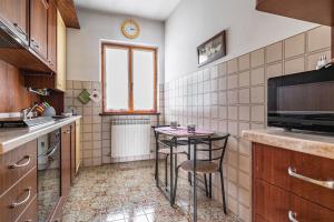 Cucina o angolo cottura di Sole E Lago - Iseo View - by HOST4U